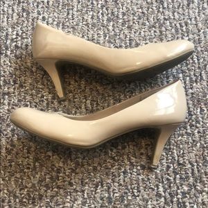 Women’s tan heels